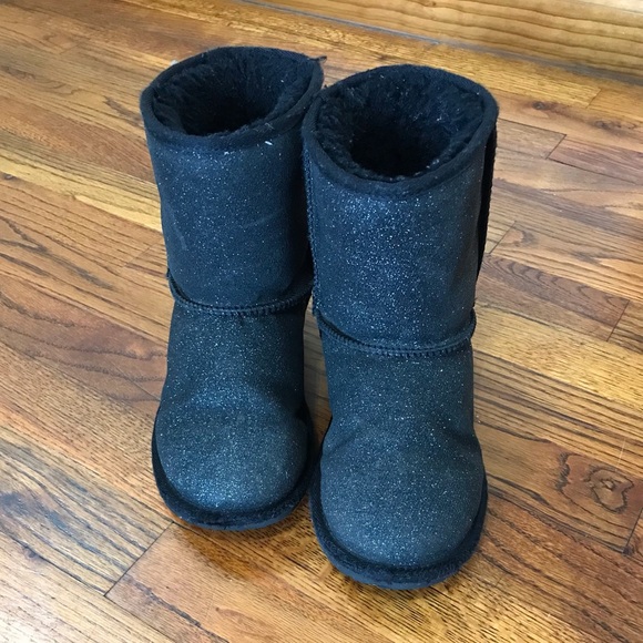 Girls Sparkling Black Ugg Boots Classic II
Size 2
Smoke Free Home
Bundle… - Picture 3 of 16
